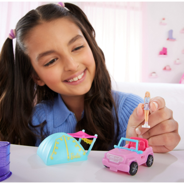 BARBIE Mini Barbieland - Muñeca & Jeep + Tienda Cambio de Color - Imagen 6